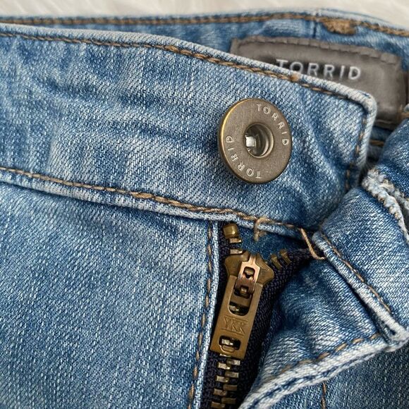 Torrid Jean Shorts Stretchy Distressed Womens Size 18 - Picture 3 of 5